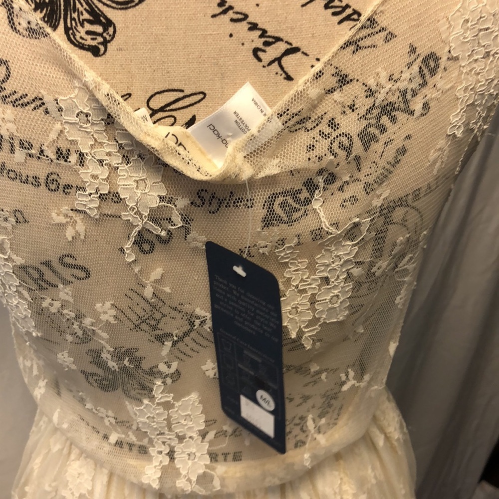 Lace dress w/skirt lining. - Picture 5 of 5